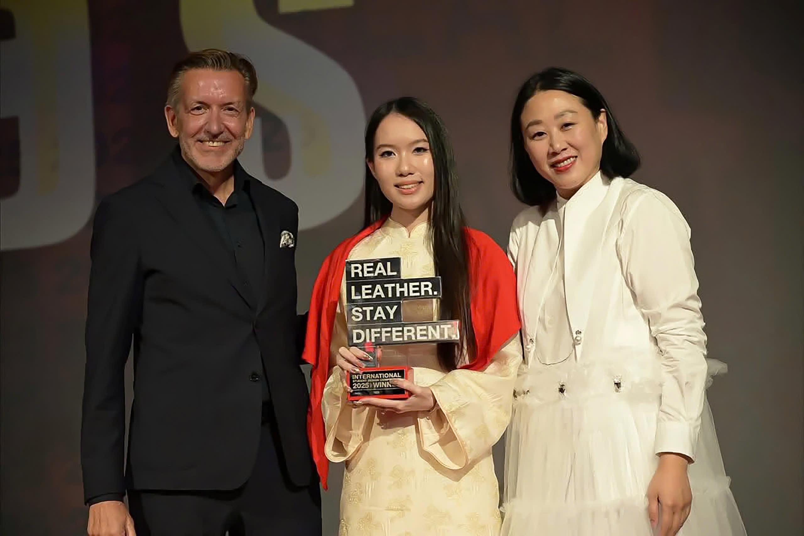 Thủ khoa ngành Thiết kế Thời trang Bwin nhà cái chính thức tỏa sáng tại "Real Leather. Stay Different 2025"