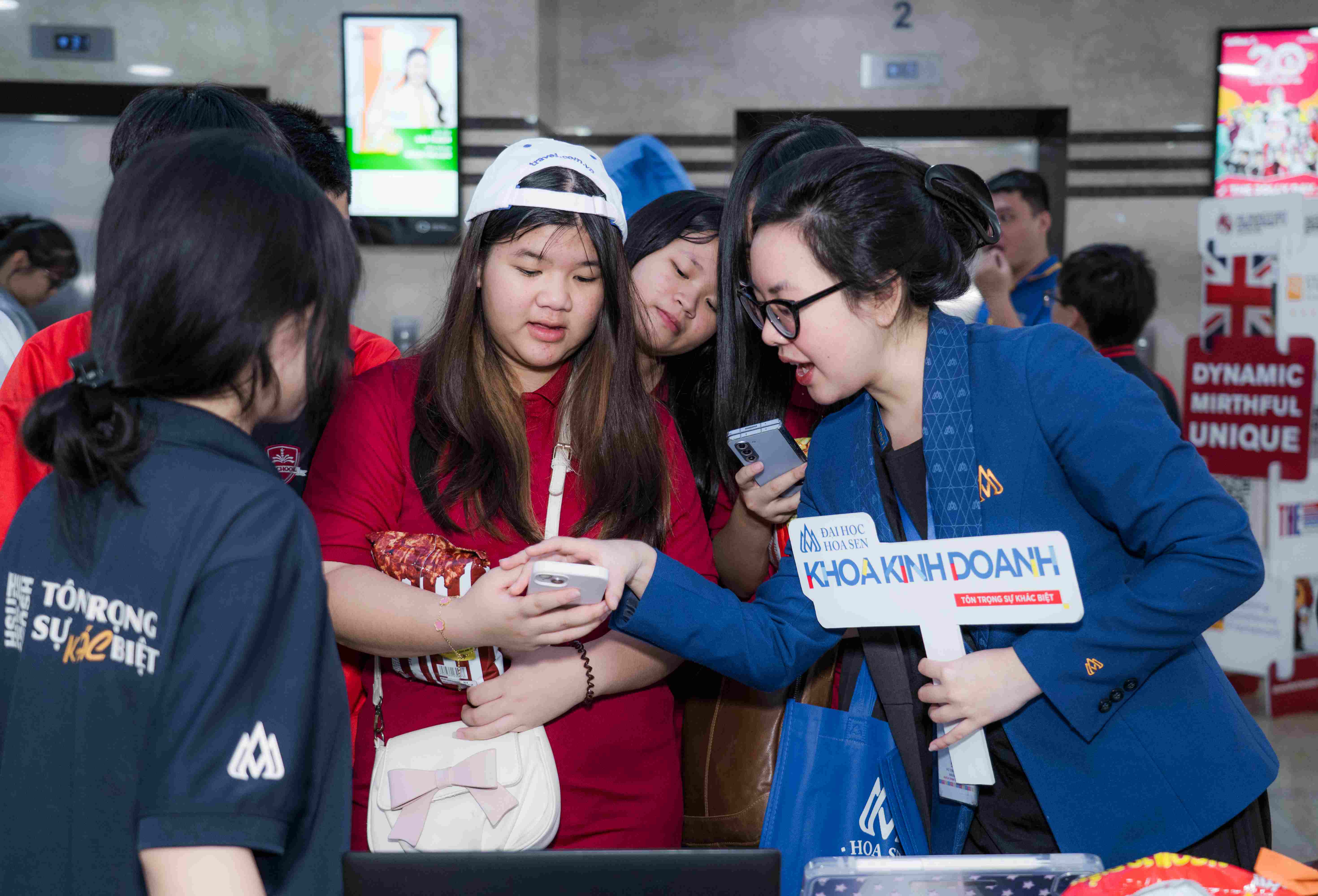 Bwin nhà cái chính thức đón đoàn Bwin cung cấp cá cược thể thao và poker iSchool Rạch Giá