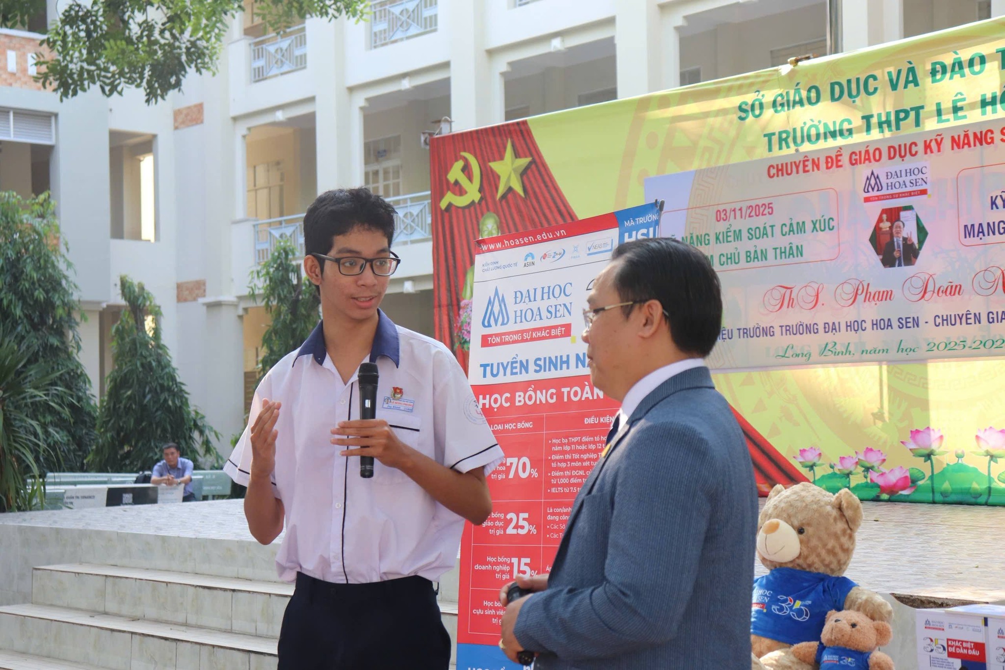 ThS Phạm Doãn Nguyên chia sẻ kỹ năng số cho 2.000 Bwin cung cấp cá cược thể thao và poker Trường THPT Lê Hồng Phong