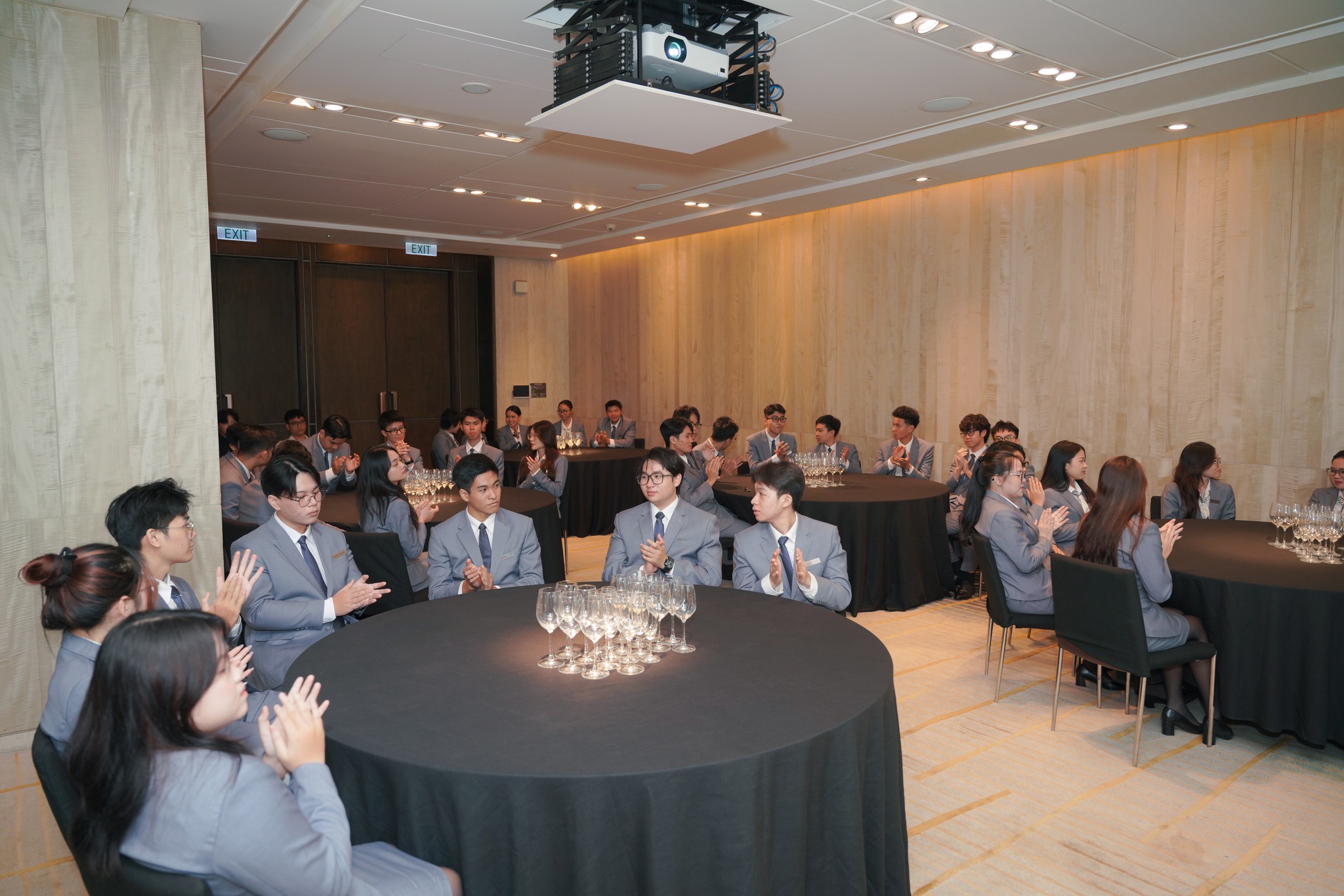 Bwin là hãng gì Hoa Sen Elite khám phá nghệ thuật rượu vang cùng chuyên gia tại New World Saigon Hotel