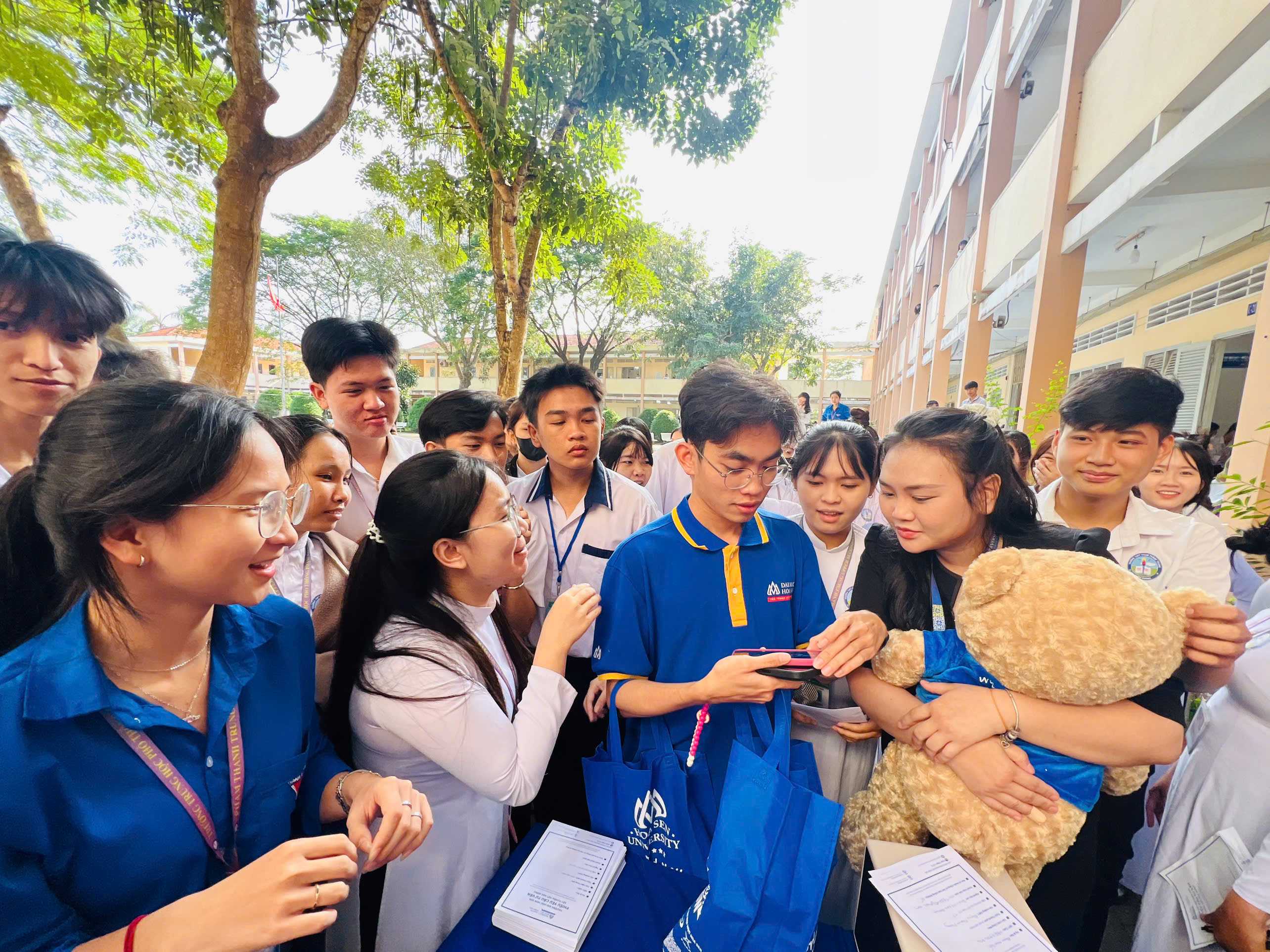 Hành trình mang giảng đường đến lớp học THPT của "đại sứ Bwin nhà cái chính thức"