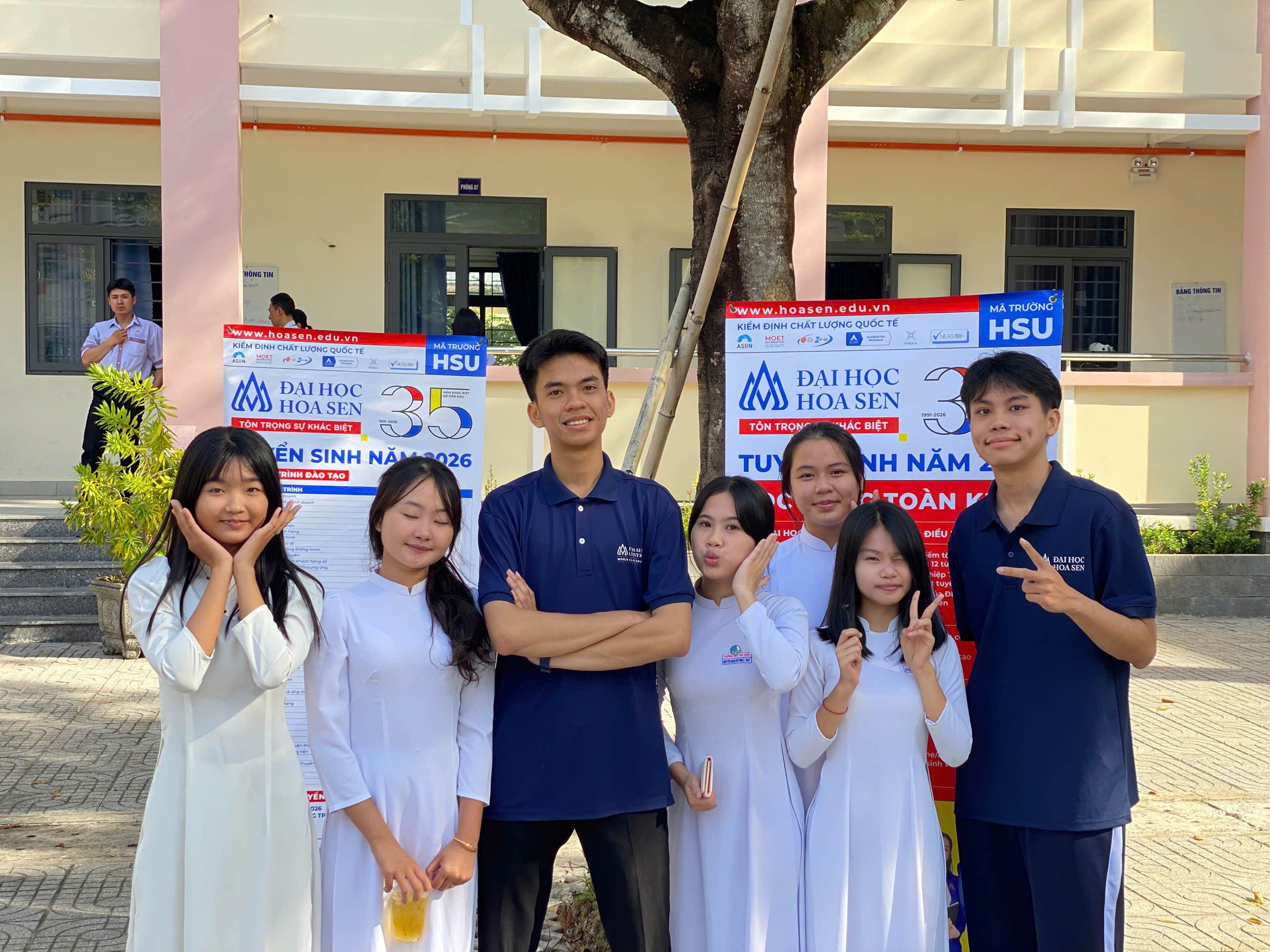 Gen Z An Giang thích thú với màn “bắn” tiếng Anh đầy tự tin từ Link Bwin không bị chặn Hoa Sen