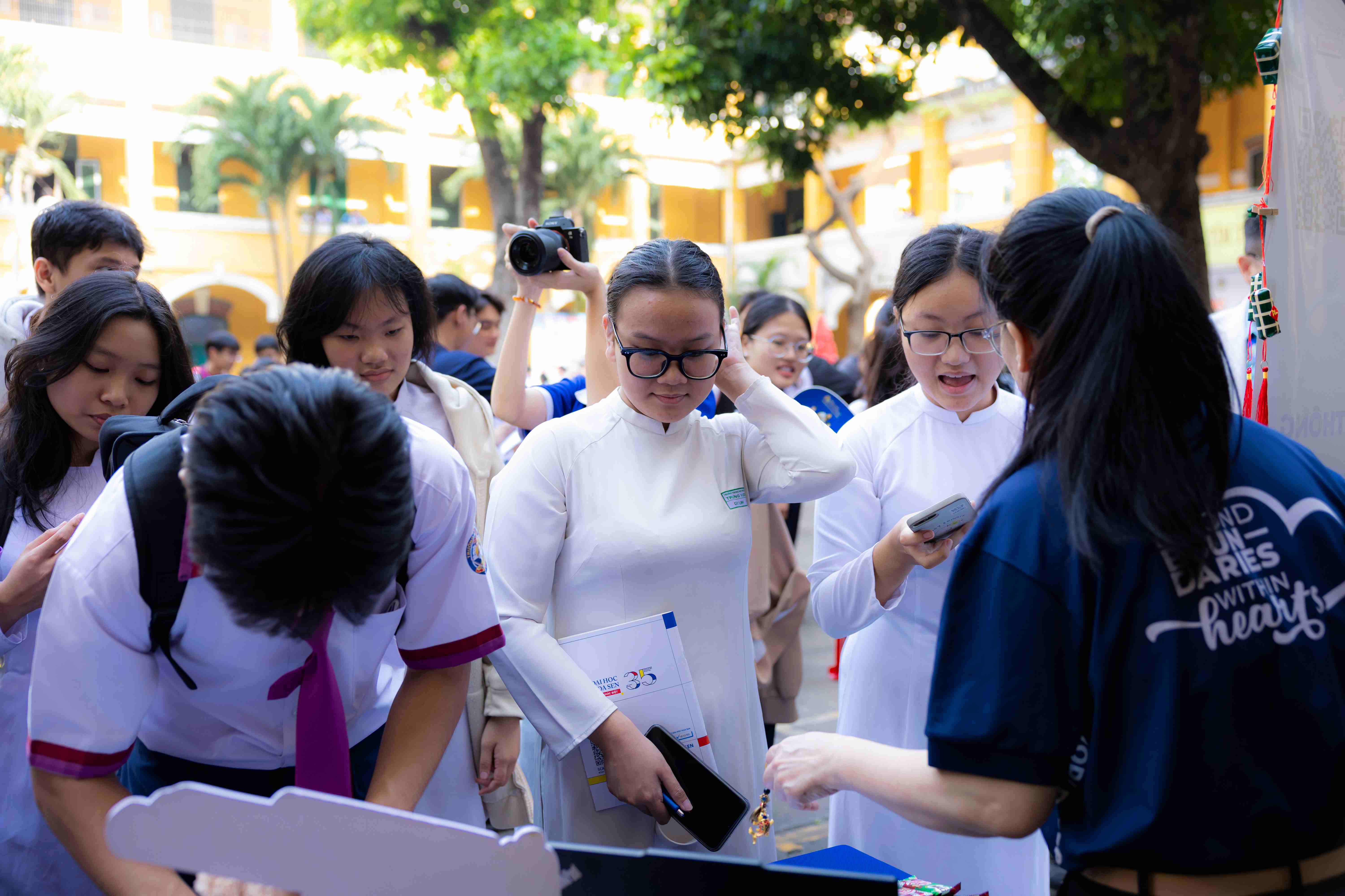 Tại gian hàng Khoa Marketing – Truyền thông, Bwin cung cấp cá cược thể thao và poker tìm hiểu ngành học, đặt câu hỏi về lộ trình Bwin là gì và cơ hội nghề nghiệp