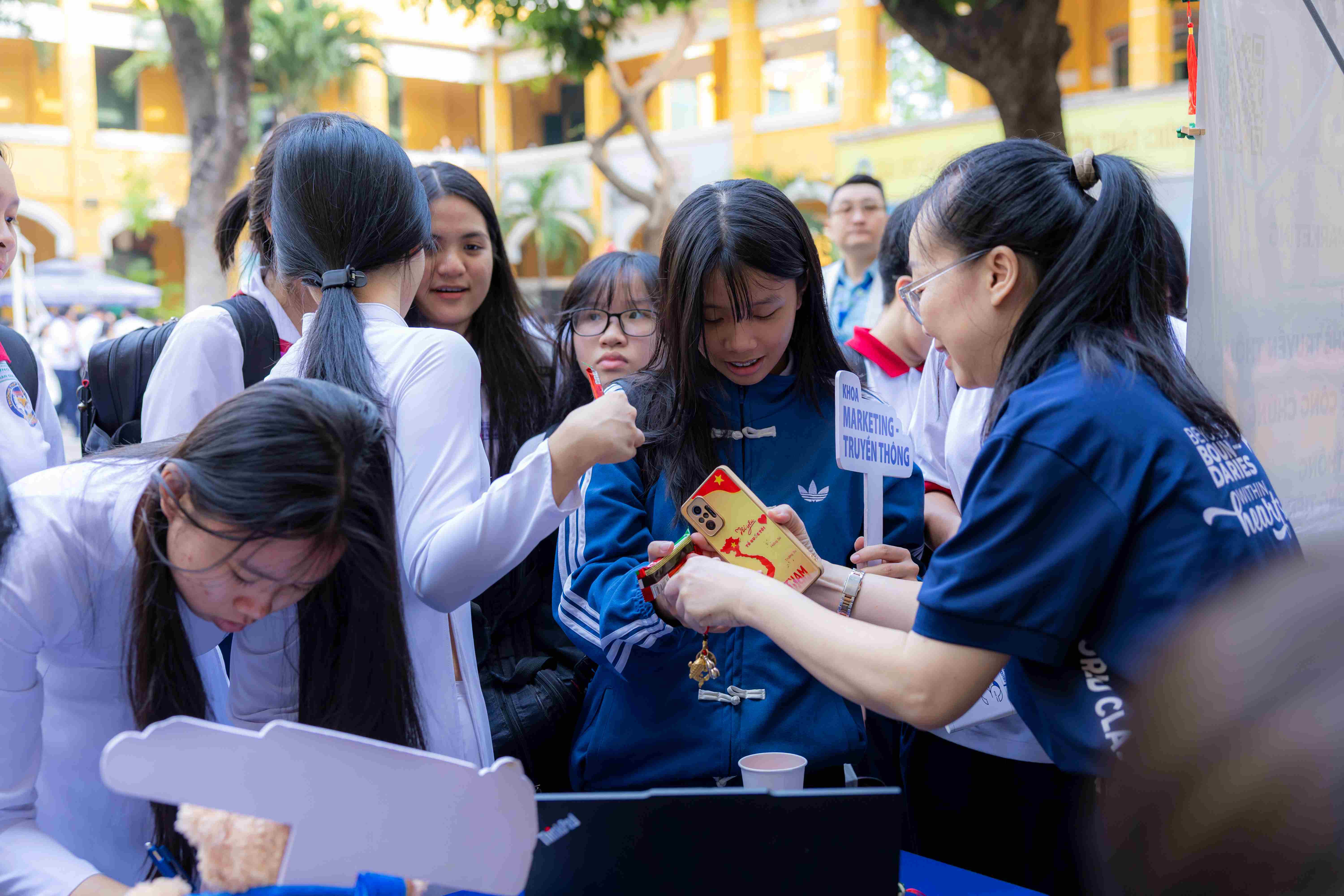 Gian hàng thu hút Bwin cung cấp cá cược thể thao và poker yêu thích sáng tạo, truyền thông và các hoạt động trải nghiệm thực tế
