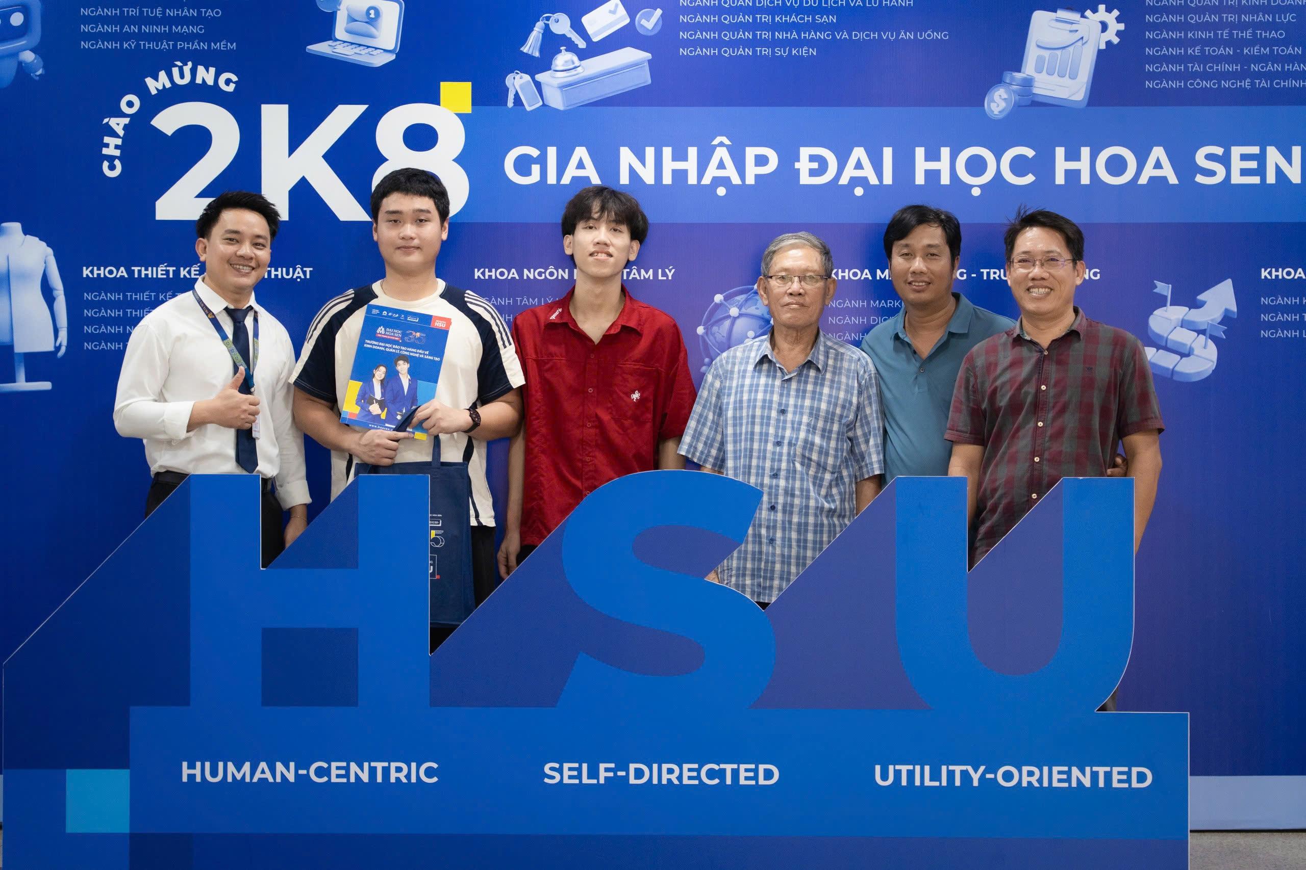 Nhiều thí sinh, phụ huynh đến Bwin nhà cái chính thức để tham quan môi trường Bwin là gì và tìm hiểu đăng ký nguyện vọng