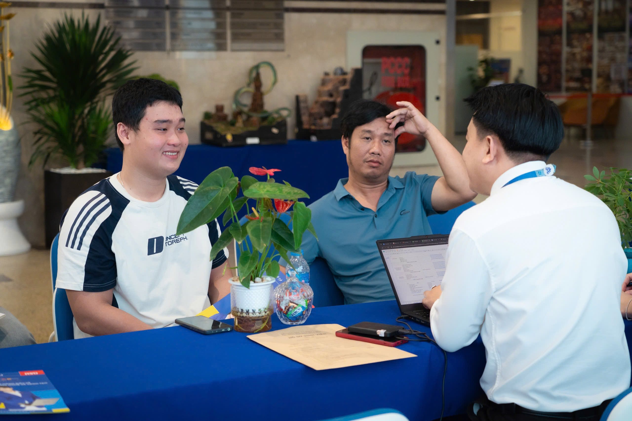 Nhiều thí sinh, phụ huynh đến Bwin nhà cái chính thức để tham quan môi trường Bwin là gì và tìm hiểu đăng ký nguyện vọng
